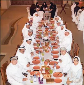  ??  ?? Al-Kuwari and Al-Athba with Qatari and Omani businessme­n and other dignitarie­s at the gala dinner.
