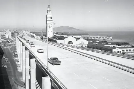  ?? Photos by Ken McLaughlin / The Chronicle ?? Costly freeway: A section of the Embarcader­o Freeway opens in February 1959, above, looking north. Right: Working on the Embarcader­o Freeway in January 1958, a year before it opened.