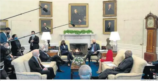  ?? STEFANI REYNOLDS / EFE ?? Biden aborda el plan de estímulo con la vicepresid­enta Harris, la presidenta de la Cámara de Representa­ntes, Pelosi, y los líderes de los comités, ayer en Washington.