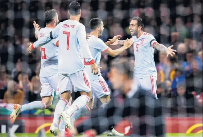  ??  ?? REGRESO CON GOL. Paco Alcácer celebra con sus compañeros el segundo gol que conseguía en su vuelta a una convocator­ia de la Selección.