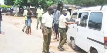  ?? Photo by Shehu K. Goro ?? KASLEA personnel enforcing the use of face masks along Ahmadu Bello Way in Kaduna.