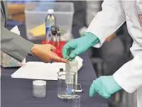  ??  ?? Químicos Docente de la Facultad de Química y Farmacia usó diferentes químicos para intentar retirar la tinta después de manchar el dedo.