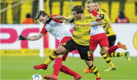  ?? Foto: imago/Kirchner ?? Augsburg (links Michael Gregoritsc­h) ließ sich in Dortmund (rechts Mario Götze) nicht „die Butter vom Brot nehmen“. Nach einer guten Leistung entführte der FCA beim 1:1 einen Punkt aus Westfalen.