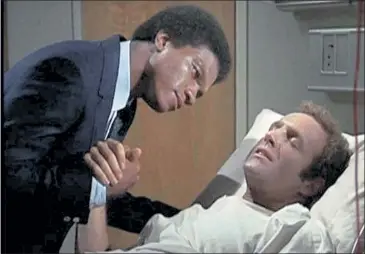  ?? SONY PICTURES TELEVISION ?? Billy Dee Williams and James Caan in a particular­ly sad scene from ‘Brian’s Song.’