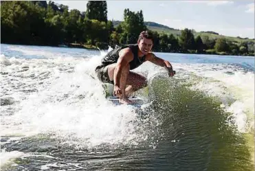  ?? ?? Wakeboardf­ahrer bei Bech-Kleinmache­r: Bei Hitze verschafft die Mosel die ersehnte Abkühlung.