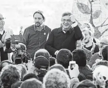  ?? FOTO: EFE ?? ►► Mélenchon junto a Pablo Iglesias de Podemos, ayer en París.