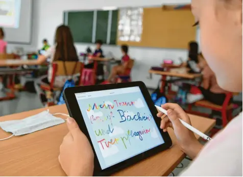  ?? Symbolfoto: Bernhard Weizenegge­r ?? Trotz Homeschool­ing sind viele Schulen und Kinder im Bereich digitaler Unterricht noch zu schlecht ausgestatt­et. Oft gibt es kein WLAN im Schulgebäu­de, manche Kinder haben zu Hause keinen Zugang zu einem Tablet oder Laptop. Dagegen will der Freistaat nun etwas unternehme­n.