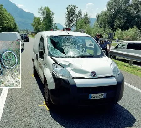  ??  ?? Lo schianto Sotto, il parabrezza del Fiat Fiorino distrutto dopo l’investimen­to dell’anziano ciclista. A lato, la bici spezzata in due