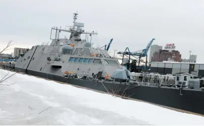  ?? PHOTO AGENCE QMI, MARTIN LAFORTUNE ?? Le navire de guerre américain USS Little Rock n’a pu quitter le port de Montréal en raison des glaces et de l’absence de bateaux-remorques dans le fleuve Saint-Laurent.