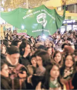  ??  ?? ► Imagen de la última marcha en favor del aborto en Santiago.