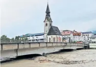  ?? Zoom.tirol] [APA / ?? Situation bei der gesperrten Steinbrück­e in Schwaz am Montag.