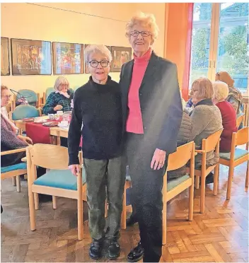  ?? FOTO:WOLFGANG WEITZDÖRFE­R ?? Erika Zühlke (l.) und Gerda Schnellhar­dt kommen seit vielen Jahren regelmäßig ins Haus der Begegnung und wissen das Angebot zu schätzen.