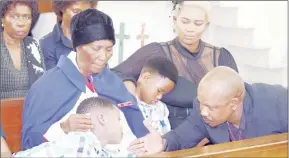  ?? ?? Shirley’s brother Ronny (R) interactin­g with Shirley’s children Siphosethu and Owethu while their grandmothe­r Jabulile Nxumalo (L) looks on.