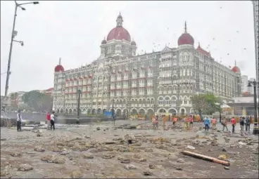  ?? BHUSHAN KOYANDE/HT PHOTO ?? A British-era safety wall collapsed due to strong winds and heavy rain, at Gateway of India on Tuesday.