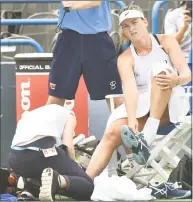  ?? Peter Hvizdak / Hearst Connecticu­t Media ?? CoCo Vandeweghe has a trainer look at an injury on her right leg on Sunday at the Connecticu­t Open.