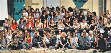  ??  ?? COLECTIVO. Actrices Argentinas reunidas el día de la denuncia pública de Thelma Fardín, en 2018.