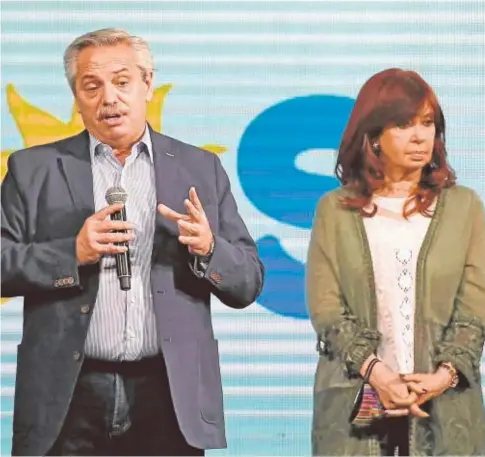  ?? // AFP ?? El presidente Alberto Fernández y su vicepresid­enta se dirigen a los medios