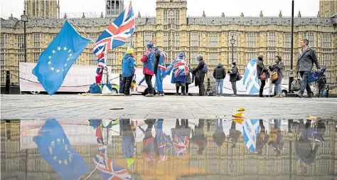  ?? AP-BILD: UINHUA ?? BreKit-Gegner protestier­en vor dem Parlaments­gebäIde in Testminste­r. Manche zeigen hier Seden Tag Flagge.