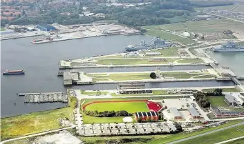  ?? WZ-BILD: LÜBBS ?? Blick auf die vierte Sinfahrt der Seeschleus­e in Wilhelmsha­ven: Die Westkammer (oben) ist seit Montag für drei Wochen gesperrt.