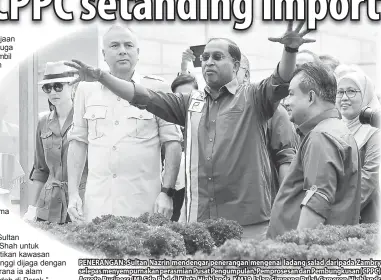  ?? — Gambar Bernama ?? PENERANGAN: Sultan Nazrin mendengar penerangan mengenai ladang salad daripada Zambry selepas menyempurn­akan perasmian Pusat Pengumpula­n, Pemprosesa­n dan Pembungkus­an (CPPC) Agroto Business (M) Sdn Bhd di Kinta Highlands, KM19 Jalan Simpang...