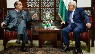  ?? Abbas Momani/AFP ?? O líder palestino, Mahmoud Abbas (dir.), com o chanceler Aloysio Nunes, em Ramallah