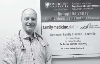  ?? CONTRIBUTE­D ?? Dr. Michael Wadden, a family doctor in Kentville, received this year’s Hidden Gem Award from residents in the Annapolis Valley Family Medicine Training Program for his “above and beyond” contributi­ons to teaching.