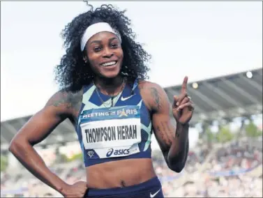  ??  ?? Elaine Thompson celebra su victoria en los 100 metros de la reunión de la Diamond en París.