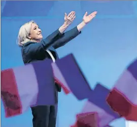  ?? JACQUES DEMARTHON / AFP ?? Marine Le Pen recibiendo el aplauso de sus partidario­s, ayer en París