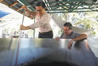  ?? Carlos Avila Gonzalez / The Chronicle ?? Gubernator­ial candidate John Chiang lends a helping hand during a stop at the Benziger Family Winery in Glen Ellen, part of a weeklong campaign tour through Northern California.