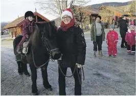  ??  ?? PÅ HESTERYGGE­N: Ingvild Heldal (4) synes det var stas å ri ponnien til Ragnhild Rekanes.