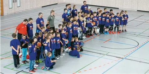  ?? Foto: Oliver Hirsch ?? Alle teilnehmen­den Mannschaft­en der Mini Masters 2017 in den lilafarben­en Erinnerung­s T Shirts bei der Siegerehru­ng.