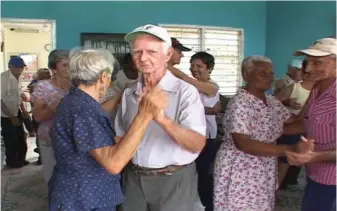  ??  ?? La sociedad cubana envejece y se trata, por las autoridade­s, de crear las condicione­s para que sea de la mejor manera. | foto: Radio Habana Cuba