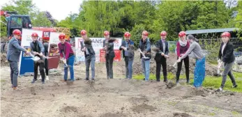  ?? FOTO: MARKUS LEHMANN ?? Jetzt geht’s los: Spatenstic­h für den neuen Waldorf-Kindergart­en und Naturkinde­rgarten.