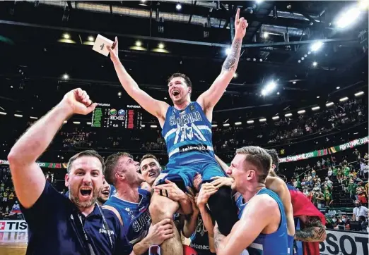  ?? Foto FIBA ?? Slovenska ekipa se je po prepričlji­vi zmagi nad Litvo veselila vstopnice za olimpijski turnir v Tokiu, Luka Dončić je bil najboljši igralec turnirja.