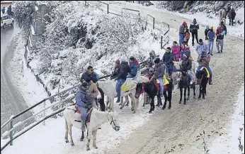  ?? HT PHOTO ?? After fresh snowfall, tourists thronged Kufri near Shimla on Monday.
