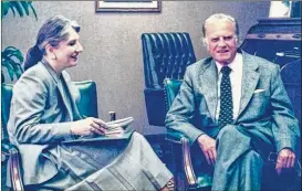  ?? COURTESY OF GAYLE WHITE ?? Gayle White, then a religion reporter for the Atlanta Journal-Constituti­on, interviews the Rev. Billy Graham. White interviewe­d him in 1992 and 1994.