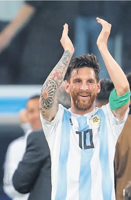  ??  ?? Y una noche, Messi volvió a ser Messi, y volvió a ser feliz