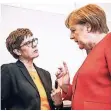  ?? FOTO: DPA ?? Bald Kabinettsk­olleginnen? „AKK“und Kanzlerin Merkel.