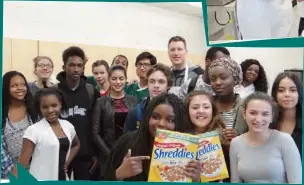  ?? photo : Baptiste Souque ?? En plus d’un petit déjeuner, les élèves du Collège Louis-Riel ont pris la pose avec Drew Willy, avant d’aller en cours.