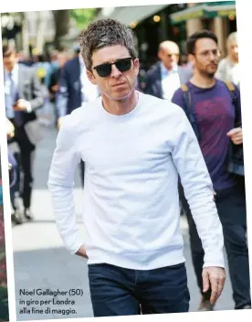  ??  ?? Noel Gallagher (50) in giro per Londra alla fine di maggio.