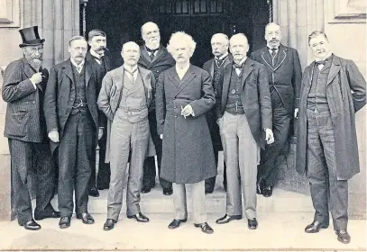  ?? ?? 26th Earl of Crawford, far left, with Mark Twain, centre, when the writer visited Parliament in 1907.