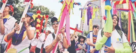  ??  ?? Opositores, durante la marcha de ayer en Caracas por la paz del país y en contra de la Asamblea Constituye­nte convocada por el gobierno de Nicolás Maduro.