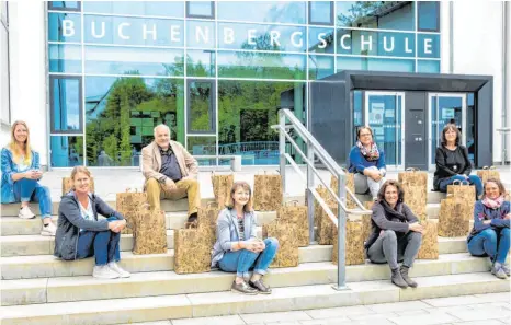  ?? FOTO: FRANK KELLER ?? Rektor Anton Bosanis (hintere Reihe, Zweiter von links) mit Vertreteri­nnen des Vereins „Kleine Hände“und Lehrerinne­n der Buchenberg­schule.