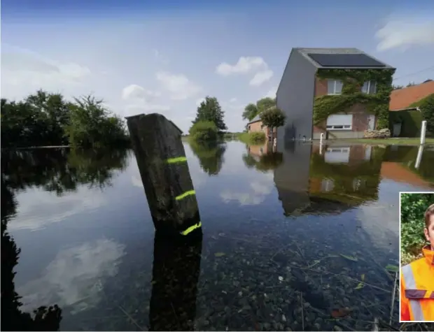  ?? FOTO SERGE MINTEN ?? In de Neerstraat (foto) en Stationsst­raat in Schulen staat het water op sommige plaatsen nog steeds tot tegen de gevels van huizen. “Mensen zijn nog altijd aan het vechten om het water buiten te houden”, zegt burgemeest­er van Herk-de-Stad Bert Moyaers (foto inzet).