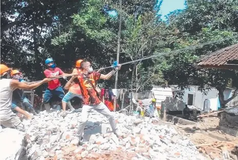  ??  ?? Above and below: Photos from the Lombok Heroes and Lombok's Forgotten Children Facebook pages, organisati­ons helping locals recover for the deadly earthquake and tsunami that have devastated the Indonesian island.