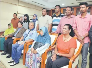  ?? — Gambar Bernama ?? KENANGAN: Anifah bergambar dengan anggota keluarga rakyat Malaysia yang bermastaut­in di Korea Utara, selepas mengadakan pertemuan dengan mereka bertempat di Institut Diplomasi dan Hubungan Luar (IDFR) di Kuala Lumpur, semalam.