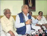  ?? MANOJ DHAKA/ ?? Former chief minister Bhupinder Singh Hooda addressing a press conference in Rohtak on Friday.