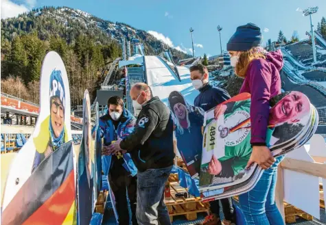  ?? Foto: Ralf Lienert ?? Pappfigure­n statt Zuschauer: Im Skisprungs­tadion laufen die letzten Vorbereitu­ngen für die Nordische Ski‰WM in Oberstdorf: