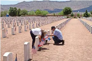  ??  ?? Durante el Memorial Day, familiares de militares caídos acuden al cementerio para honrarlos