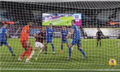  ??  ?? Tomas Soucek scores West Ham’s second equaliser to deny Brighton the win their approach play deserved. Photograph: Justin Setterfiel­d/ AP